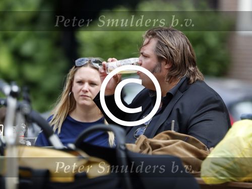 Amsterdam 7 juli 2016 
Frank Evenblij in de jordaan op terras met een man en een vrouw .