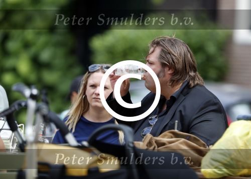 Amsterdam 7 juli 2016 
Frank Evenblij in de jordaan op terras met een man en een vrouw .
