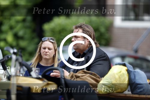 Amsterdam 7 juli 2016 
Frank Evenblij in de jordaan op terras met een man en een vrouw .