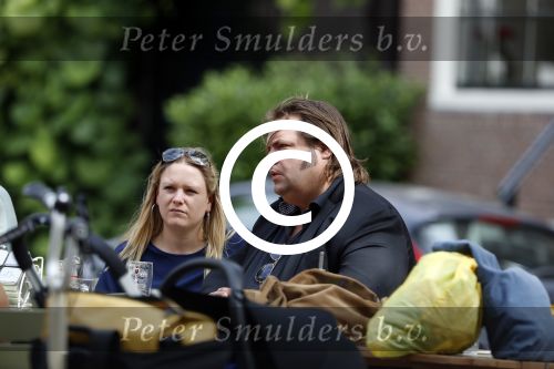 Amsterdam 7 juli 2016 
Frank Evenblij in de jordaan op terras met een man en een vrouw .