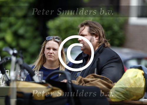 Amsterdam 7 juli 2016 
Frank Evenblij in de jordaan op terras met een man en een vrouw .