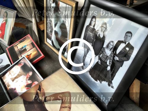 Antwerpen 29 Juli 2016
Frank Masmeijer met zijn gezin hangt met foto in een etalage bij een Antwerpse fotograaf