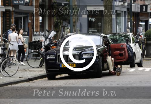 Amsterdam 23 juli 2016 
Advocaat Gerard Spong met zijn Rolls Royce en zijn hondje