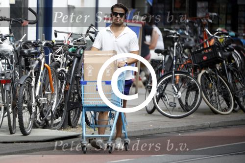 Amsterdam 23 juli 2016 
Geza Weisz met winkelwagentje op straat