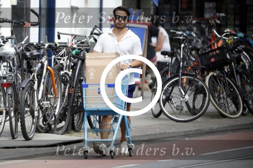 Amsterdam 23 juli 2016 
Geza Weisz met winkelwagentje op straat