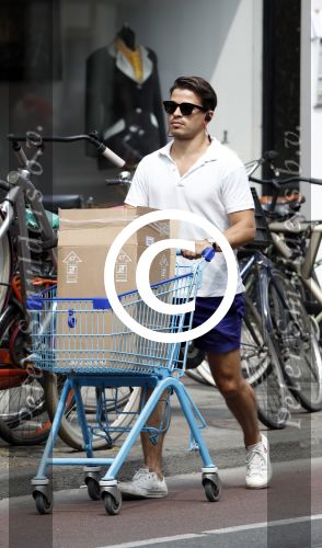 Amsterdam 23 juli 2016 
Geza Weisz met winkelwagentje op straat