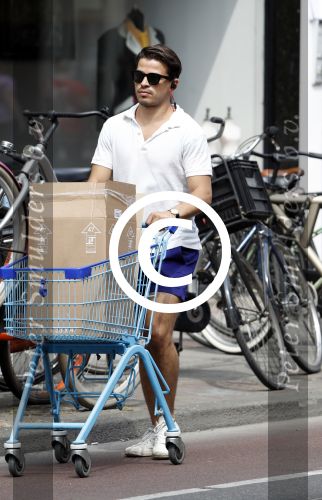 Amsterdam 23 juli 2016 
Geza Weisz met winkelwagentje op straat