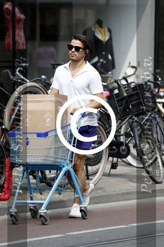 Amsterdam 23 juli 2016 
Geza Weisz met winkelwagentje op straat