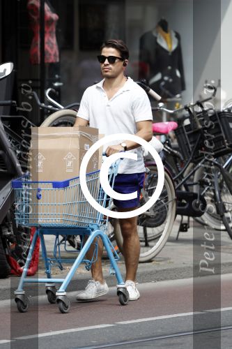 Amsterdam 23 juli 2016 
Geza Weisz met winkelwagentje op straat
