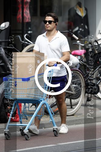 Amsterdam 23 juli 2016 
Geza Weisz met winkelwagentje op straat