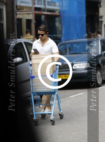Amsterdam 23 juli 2016 
Geza Weisz met winkelwagentje op straat