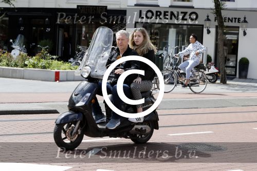 Amsterdam 6 juli 2016 
Hajo Bruins met ik denk zijn oudste dochter op de scooter