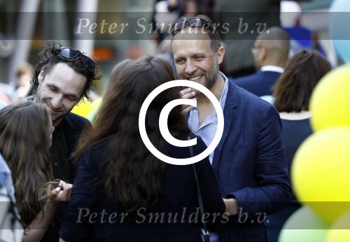 Amsterdam 17 juli 2016
Premiere huisdiergeheimen in Pathe arena. Javier Guzman zijn dochter Amelie ( grijze trui met hart) ex vriendin Yvette Hoogerwerf Hugo Metsers  met dochter Delphine Metsers (paarse kleding) en Kyara (grijze jurk)