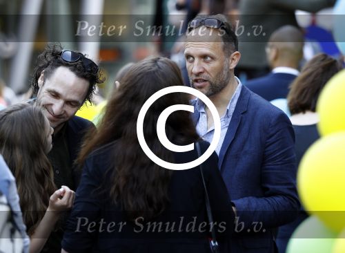 Amsterdam 17 juli 2016
Premiere huisdiergeheimen in Pathe arena. Javier Guzman zijn dochter Amelie ( grijze trui met hart) ex vriendin Yvette Hoogerwerf Hugo Metsers  met dochter Delphine Metsers (paarse kleding) en Kyara (grijze jurk)