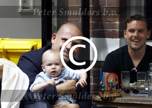 Amsterdam 12 juli 2016 
Jaap v Zweden met kleinzoon vader zoon en schoonzus op terras.