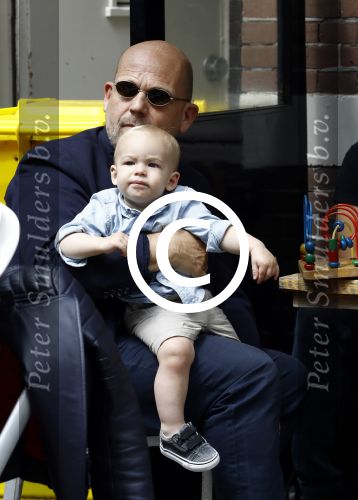Amsterdam 12 juli 2016 
Jaap v Zweden met kleinzoon vader zoon en schoonzus op terras.