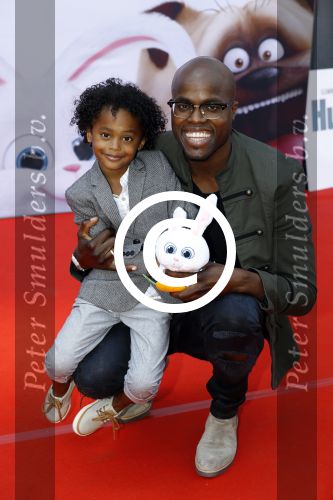 Amsterdam 17 juli 2016
Premiere huisdiergeheimen in Pathe arena. Jandino Asporaat met zoon