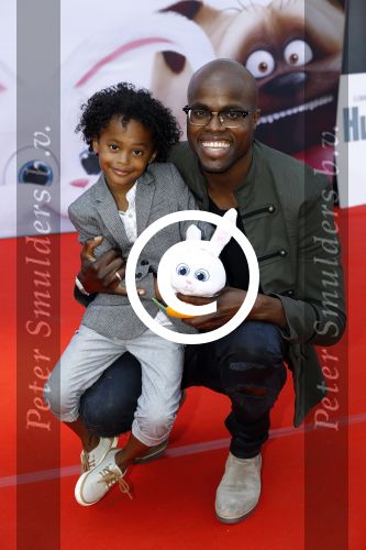 Amsterdam 17 juli 2016
Premiere huisdiergeheimen in Pathe arena. Jandino Asporaat met zoon