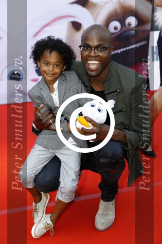 Amsterdam 17 juli 2016
Premiere huisdiergeheimen in Pathe arena. Jandino Asporaat met zoon