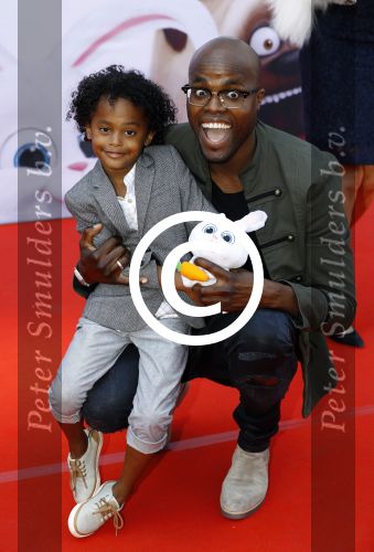 Amsterdam 17 juli 2016
Premiere huisdiergeheimen in Pathe arena. Jandino Asporaat met zoon