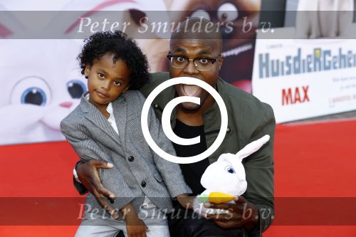 Amsterdam 17 juli 2016
Premiere huisdiergeheimen in Pathe arena. Jandino Asporaat met zoon