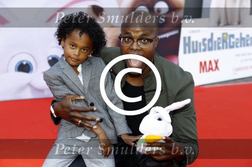 Amsterdam 17 juli 2016
Premiere huisdiergeheimen in Pathe arena. Jandino Asporaat met zoon