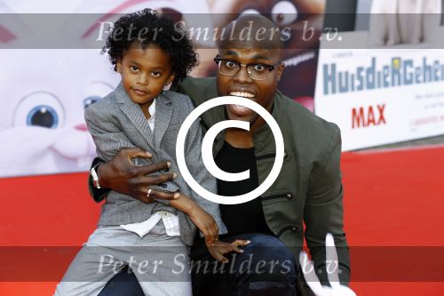 Amsterdam 17 juli 2016
Premiere huisdiergeheimen in Pathe arena. Jandino Asporaat met zoon