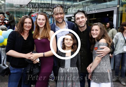 Amsterdam 17 juli 2016
Premiere huisdiergeheimen in Pathe arena. Javier Guzman zijn dochter Amelie ( grijze trui met hart) ex vriendin Yvette Hoogerwerf Hugo Metsers  met dochter Delphine Metsers (paarse kleding) en Kyara (grijze jurk)
