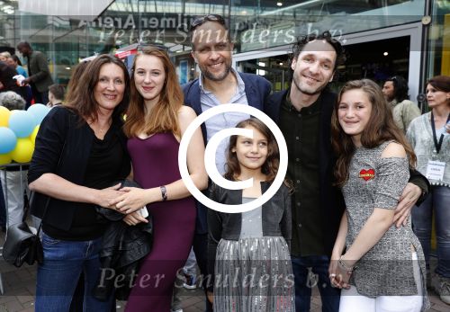 Amsterdam 17 juli 2016
Premiere huisdiergeheimen in Pathe arena. Javier Guzman zijn dochter Amelie ( grijze trui met hart) ex vriendin Yvette Hoogerwerf Hugo Metsers  met dochter Delphine Metsers (paarse kleding) en Kyara (grijze jurk)