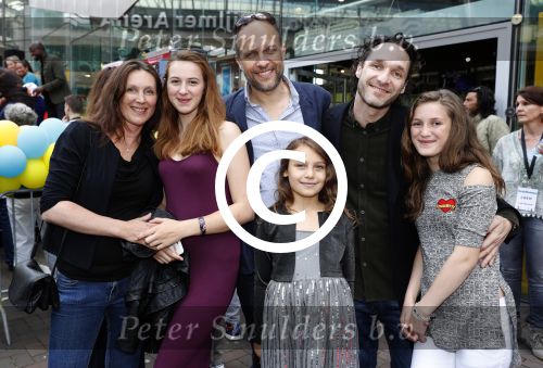 Amsterdam 17 juli 2016
Premiere huisdiergeheimen in Pathe arena. Javier Guzman zijn dochter Amelie ( grijze trui met hart) ex vriendin Yvette Hoogerwerf Hugo Metsers  met dochter Delphine Metsers (paarse kleding) en Kyara (grijze jurk)