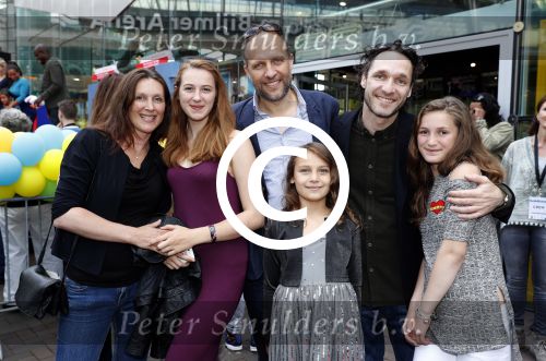 Amsterdam 17 juli 2016
Premiere huisdiergeheimen in Pathe arena. Javier Guzman zijn dochter Amelie ( grijze trui met hart) ex vriendin Yvette Hoogerwerf Hugo Metsers  met dochter Delphine Metsers (paarse kleding) en Kyara (grijze jurk)