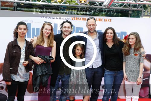 Amsterdam 17 juli 2016
Premiere huisdiergeheimen in Pathe arena. Javier Guzman zijn dochter Amelie ( grijze trui met hart) ex vriendin Yvette Hoogerwerf Hugo Metsers  met dochter Delphine Metsers (paarse kleding) en Kyara (grijze jurk)