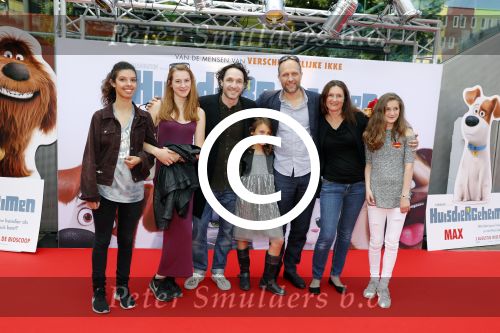 Amsterdam 17 juli 2016
Premiere huisdiergeheimen in Pathe arena. Javier Guzman zijn dochter Amelie ( grijze trui met hart) ex vriendin Yvette Hoogerwerf Hugo Metsers  met dochter Delphine Metsers (paarse kleding) en Kyara (grijze jurk)