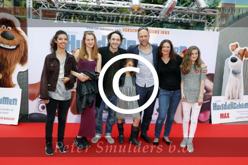Amsterdam 17 juli 2016
Premiere huisdiergeheimen in Pathe arena. Javier Guzman zijn dochter Amelie ( grijze trui met hart) ex vriendin Yvette Hoogerwerf Hugo Metsers  met dochter Delphine Metsers (paarse kleding) en Kyara (grijze jurk)