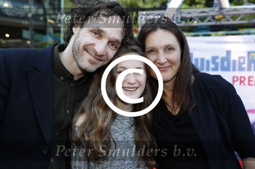 Amsterdam 17 juli 2016
Premiere huisdiergeheimen in Pathe arena. Javier Guzman zijn dochter Amelie ( grijze trui met hart) ex vriendin Yvette Hoogerwerf Hugo Metsers  met dochter Delphine Metsers (paarse kleding) en Kyara (grijze jurk)