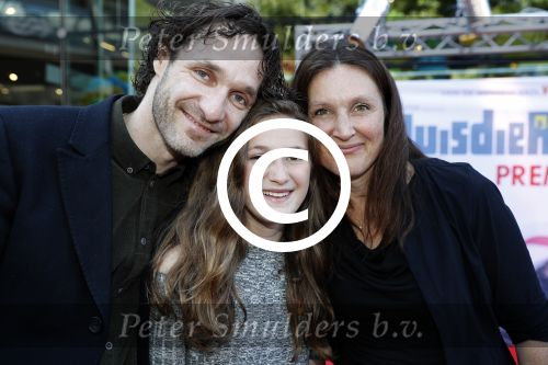 Amsterdam 17 juli 2016
Premiere huisdiergeheimen in Pathe arena. Javier Guzman zijn dochter Amelie ( grijze trui met hart) ex vriendin Yvette Hoogerwerf Hugo Metsers  met dochter Delphine Metsers (paarse kleding) en Kyara (grijze jurk)