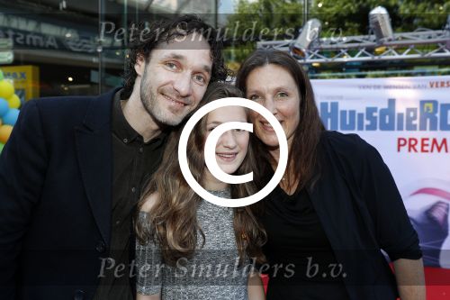 Amsterdam 17 juli 2016
Premiere huisdiergeheimen in Pathe arena. Javier Guzman zijn dochter Amelie ( grijze trui met hart) ex vriendin Yvette Hoogerwerf Hugo Metsers  met dochter Delphine Metsers (paarse kleding) en Kyara (grijze jurk)