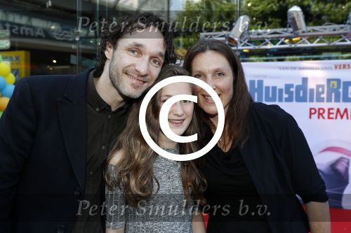 Amsterdam 17 juli 2016
Premiere huisdiergeheimen in Pathe arena. Javier Guzman zijn dochter Amelie ( grijze trui met hart) ex vriendin Yvette Hoogerwerf Hugo Metsers  met dochter Delphine Metsers (paarse kleding) en Kyara (grijze jurk)