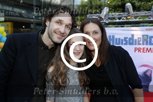 Amsterdam 17 juli 2016
Premiere huisdiergeheimen in Pathe arena. Javier Guzman zijn dochter Amelie ( grijze trui met hart) ex vriendin Yvette Hoogerwerf Hugo Metsers  met dochter Delphine Metsers (paarse kleding) en Kyara (grijze jurk)