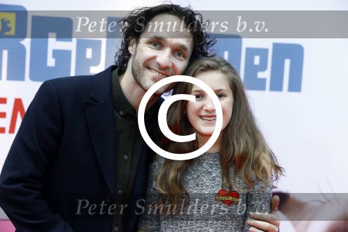 Amsterdam 17 juli 2016
Premiere huisdiergeheimen in Pathe arena. Javier Guzman zijn dochter Amelie ( grijze trui met hart) ex vriendin Yvette Hoogerwerf Hugo Metsers  met dochter Delphine Metsers (paarse kleding) en Kyara (grijze jurk)