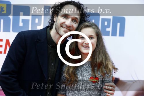 Amsterdam 17 juli 2016
Premiere huisdiergeheimen in Pathe arena. Javier Guzman zijn dochter Amelie ( grijze trui met hart) ex vriendin Yvette Hoogerwerf Hugo Metsers  met dochter Delphine Metsers (paarse kleding) en Kyara (grijze jurk)