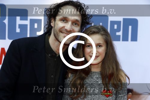 Amsterdam 17 juli 2016
Premiere huisdiergeheimen in Pathe arena. Javier Guzman zijn dochter Amelie ( grijze trui met hart) ex vriendin Yvette Hoogerwerf Hugo Metsers  met dochter Delphine Metsers (paarse kleding) en Kyara (grijze jurk)