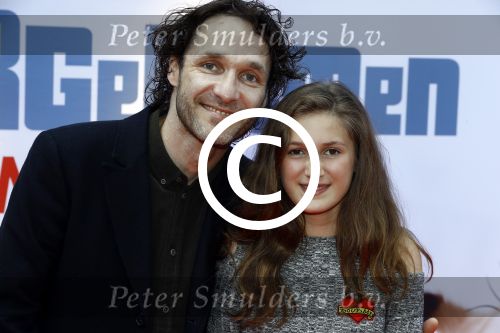 Amsterdam 17 juli 2016
Premiere huisdiergeheimen in Pathe arena. Javier Guzman zijn dochter Amelie ( grijze trui met hart) ex vriendin Yvette Hoogerwerf Hugo Metsers  met dochter Delphine Metsers (paarse kleding) en Kyara (grijze jurk)