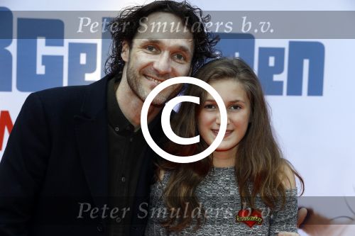 Amsterdam 17 juli 2016
Premiere huisdiergeheimen in Pathe arena. Javier Guzman zijn dochter Amelie ( grijze trui met hart) ex vriendin Yvette Hoogerwerf Hugo Metsers  met dochter Delphine Metsers (paarse kleding) en Kyara (grijze jurk)