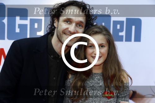 Amsterdam 17 juli 2016
Premiere huisdiergeheimen in Pathe arena. Javier Guzman zijn dochter Amelie ( grijze trui met hart) ex vriendin Yvette Hoogerwerf Hugo Metsers  met dochter Delphine Metsers (paarse kleding) en Kyara (grijze jurk)