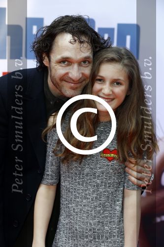 Amsterdam 17 juli 2016
Premiere huisdiergeheimen in Pathe arena. Javier Guzman zijn dochter Amelie ( grijze trui met hart) ex vriendin Yvette Hoogerwerf Hugo Metsers  met dochter Delphine Metsers (paarse kleding) en Kyara (grijze jurk)