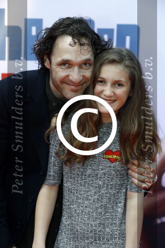 Amsterdam 17 juli 2016
Premiere huisdiergeheimen in Pathe arena. Javier Guzman zijn dochter Amelie ( grijze trui met hart) ex vriendin Yvette Hoogerwerf Hugo Metsers  met dochter Delphine Metsers (paarse kleding) en Kyara (grijze jurk)