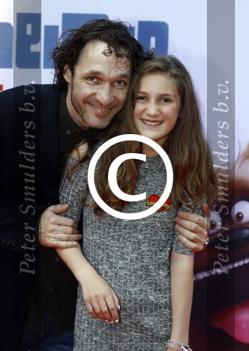 Amsterdam 17 juli 2016
Premiere huisdiergeheimen in Pathe arena. Javier Guzman zijn dochter Amelie ( grijze trui met hart) ex vriendin Yvette Hoogerwerf Hugo Metsers  met dochter Delphine Metsers (paarse kleding) en Kyara (grijze jurk)