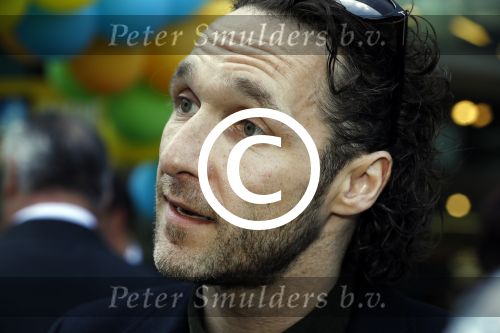 Amsterdam 17 juli 2016
Premiere huisdiergeheimen in Pathe arena. Javier Guzman zijn dochter Amelie ( grijze trui met hart) ex vriendin Yvette Hoogerwerf Hugo Metsers  met dochter Delphine Metsers (paarse kleding) en Kyara (grijze jurk)