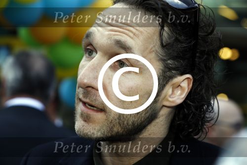 Amsterdam 17 juli 2016
Premiere huisdiergeheimen in Pathe arena. Javier Guzman zijn dochter Amelie ( grijze trui met hart) ex vriendin Yvette Hoogerwerf Hugo Metsers  met dochter Delphine Metsers (paarse kleding) en Kyara (grijze jurk)